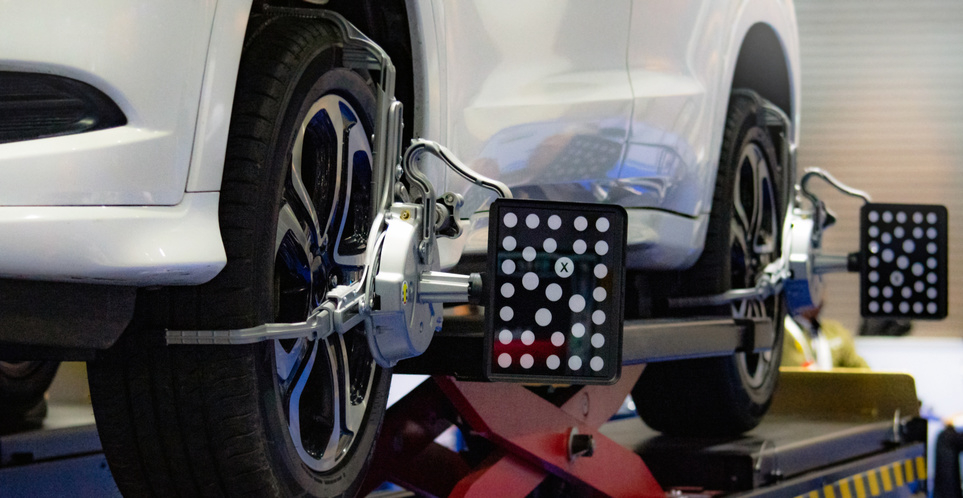 warsztat samochodowy ustawia geometrię 3d kół w aucie